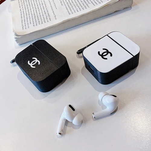 ブランド シャネル AirPods1/2/pro2 収納ケース 黒白 シンプル 高級 chanel エアーポッズポロ/1/2ケース 紛失防止 おしゃれ 保護ケース ココマーク 贅沢 カナビナ付き かわいい 携帯便利 ファッション レディース メンズ