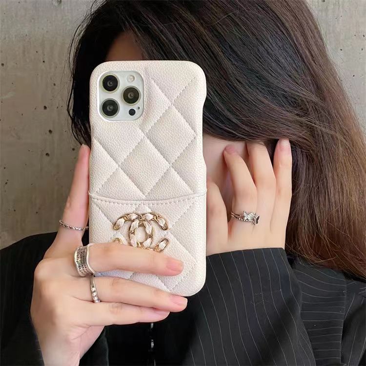 Chanel シャネルiPhone 15pro max/14proスマホカバー耐衝撃オシャレ芸能人愛用するブランドアイフォン15 14 proケースカバーアップル15/14 pro max plusケース全機種対応パロディ