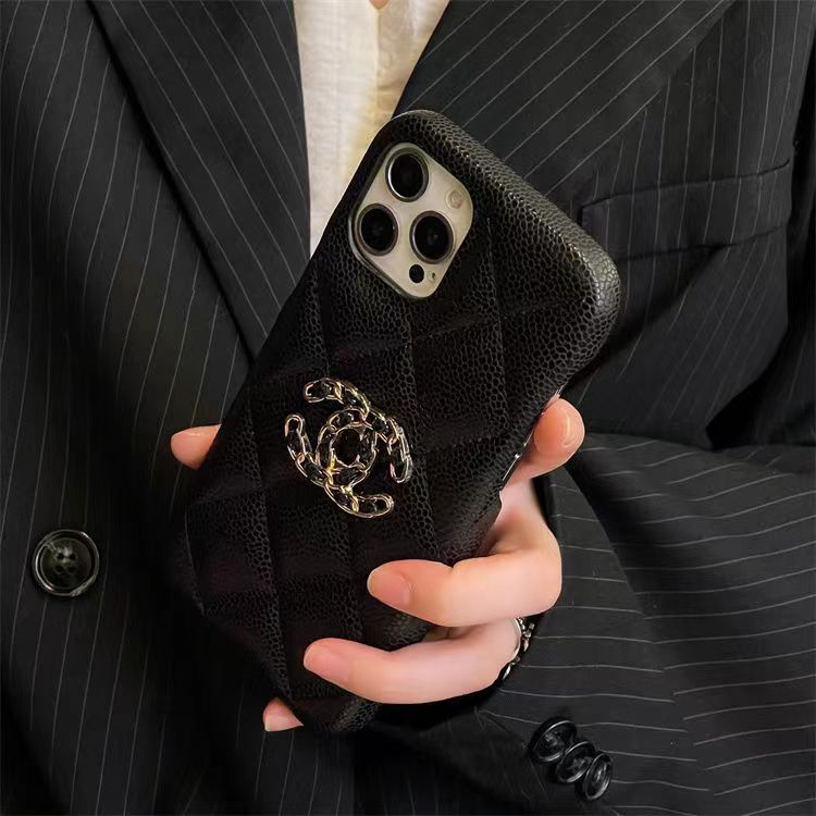 Chanel シャネルiPhone 15pro max/14proスマホカバー耐衝撃オシャレ芸能人愛用するブランドアイフォン15 14 proケースカバーアップル15/14 pro max plusケース全機種対応パロディ