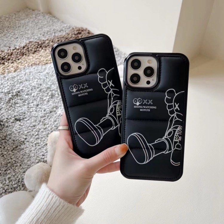 KAWS/カウズ iPhone14promaxケース 人気ダウン型 ブランド アイフォン14pro/14plusスマホカバー 衝撃吸収 ファッション iphone 13/13pro max/13proケース 個性 プリント柄 iphone 12 11 pro maxスマホケース 若者 オシャレ アップルxr/xs maxケース 軽量 メンズ ブラック