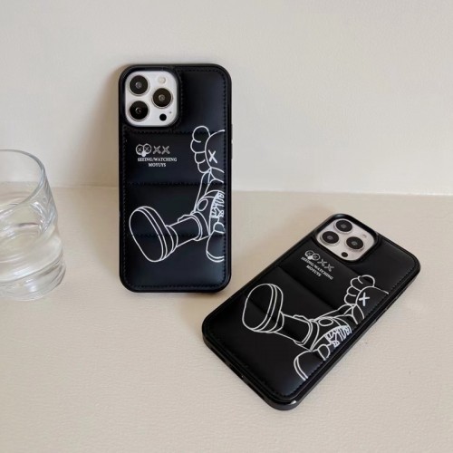 KAWS/カウズ iPhone14promaxケース 人気ダウン型 ブランド アイフォン14pro/14plusスマホカバー 衝撃吸収 ファッション iphone 13/13pro max/13proケース 個性 プリント柄 iphone 12 11 pro maxスマホケース 若者 オシャレ アップルxr/xs maxケース 軽量 メンズ ブラック