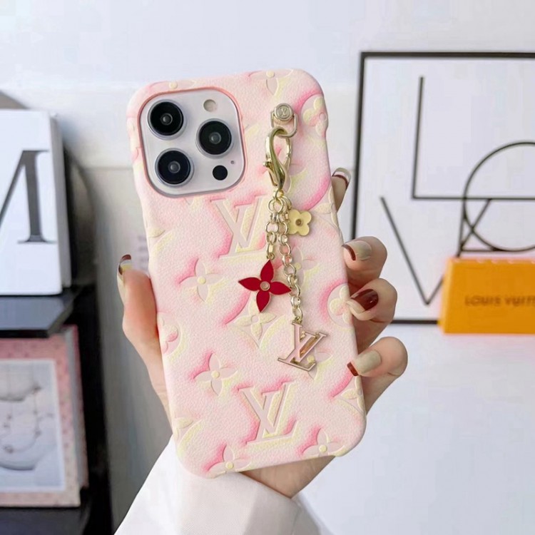 ルイヴィトン かわいい iphone14pro maxスマホカバー ロゴエンボス加工 LOUIS VUITTON アイフォン14plus/14ケース ブランド チェーンペンダント付き iPhone14pro/13Pro max/13携帯カバー 上質レザー 高級感 iPhone13pro/12/12proケース 衝撃吸収 アップル12pro max/11proケース おしゃれ レディース愛用