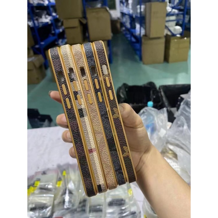 Burberry バーバリー Coach コーチ  Lv ルイヴィトンブランドiPhone15 14pro maxケースメンズブランドアップル15+ 14proケース激安パロディ芸能人愛用するブランドアイフォン15 14 proケースカバー