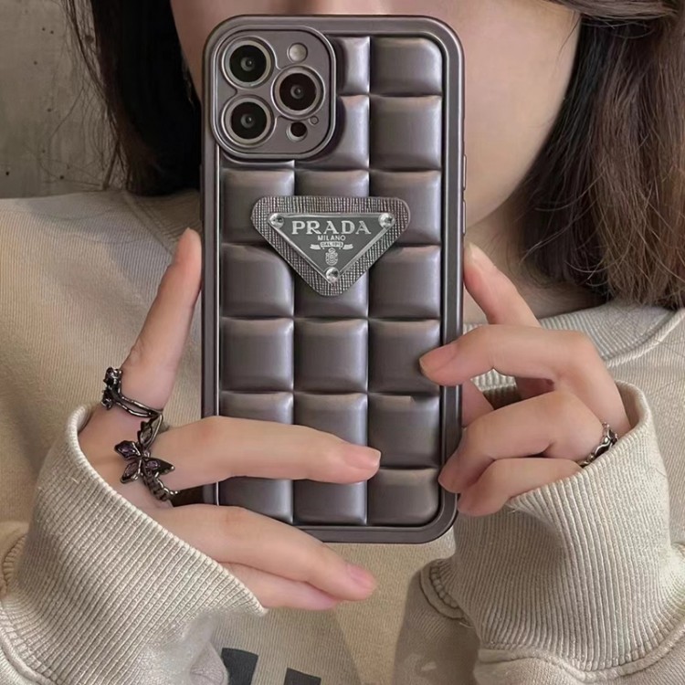 プラダ チョコレート地 iphone14+/14proケース ブランド 存在感外観 Prada アイフォン14pro max携帯カバー 落下保護 iphone14/13pro/12ケース おしゃれ IPHONE13pro max/12proソフトケース 耐衝撃 スタイリッシュ 男女兼用