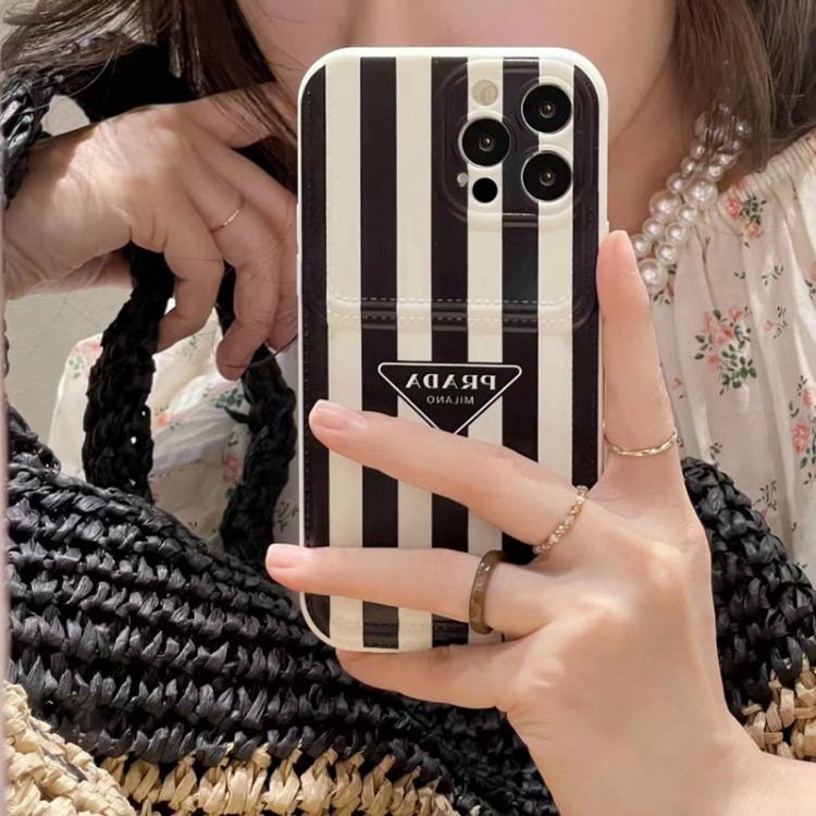 Prada プラダブランドアップル15+ 14proケース激安パロディiPhone 15pro max/14proスマホカバー耐衝撃オシャレアップル15/14 pro max plusケース全機種対応パロディ