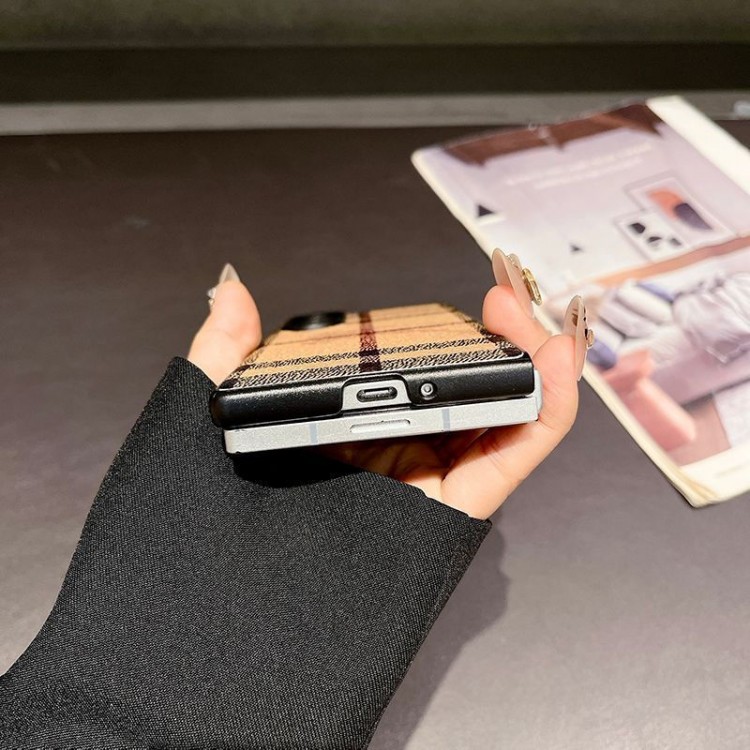 Burberry バーバリーGalaxy Z Flip 7 6 5 4 3ブランドケースメンズブランドBurberryギャラクシーz flip 7 6 4 5 fold6 5 4 3 7スマホカバースムーズ高級感galaxy z fold 7 6 5 4 3ケースハイブランドハイブランドGalaxy z flip 5 4 3 6 7携帯ケースビジネス