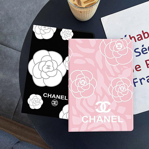 ブランド CHANELアイパッドミニ6/5/4世代カバー おしゃれ 高級感 シャネル iPad pro12.9/11inch（2021/2020/2018）世代ケース 柔らかい 衝撃吸収 IPAD 9/8/7カバー 手帳型 スタンド可 iPad air 4/3/2世代ケース エレガント 山茶花柄 レディースメンズ