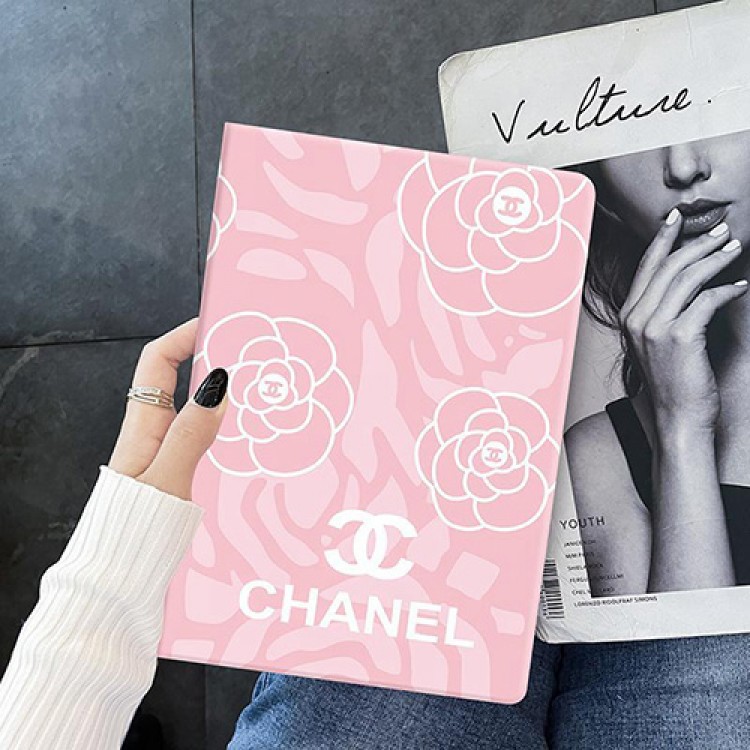 ブランド CHANELアイパッドミニ6/5/4世代カバー おしゃれ 高級感 シャネル iPad pro12.9/11inch（2021/2020/2018）世代ケース 柔らかい 衝撃吸収 IPAD 9/8/7カバー 手帳型 スタンド可 iPad air 4/3/2世代ケース エレガント 山茶花柄 レディースメンズ