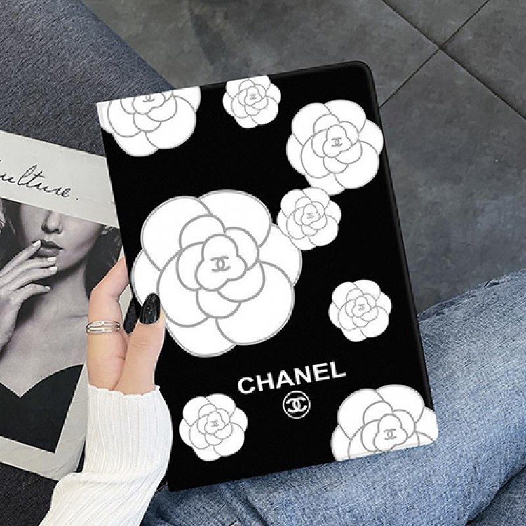 ブランド CHANELアイパッドミニ6/5/4世代カバー おしゃれ 高級感 シャネル iPad pro12.9/11inch（2021/2020/2018）世代ケース 柔らかい 衝撃吸収 IPAD 9/8/7カバー 手帳型 スタンド可 iPad air 4/3/2世代ケース エレガント 山茶花柄 レディースメンズ