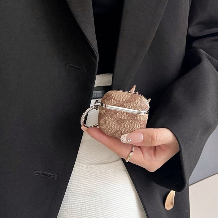 Coach コーチブランドエアーポッズ 5 プロ3 pro2 4 3 2 max保護ケースかわいいエアーポッズ 5 /プロ3/4/3/2/1カバー個性ブランドairpods 5 /4 3/プロ2/ プロ3カバーパロディブランド若者オシャレエアーポッズ 5 4 3 pro2/proケース耐衝撃