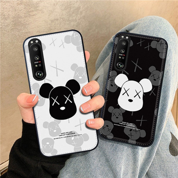 Kaws ブランドXperia 5III/1iii携帯ケース かわいい 個性熊柄 流行り カウズ xperia 1ii/5ii/革カバー 放熱性よい 落下保護 エクスペリア10IIIカバー 可愛い ファッション メンズ 人気 フィット レディース