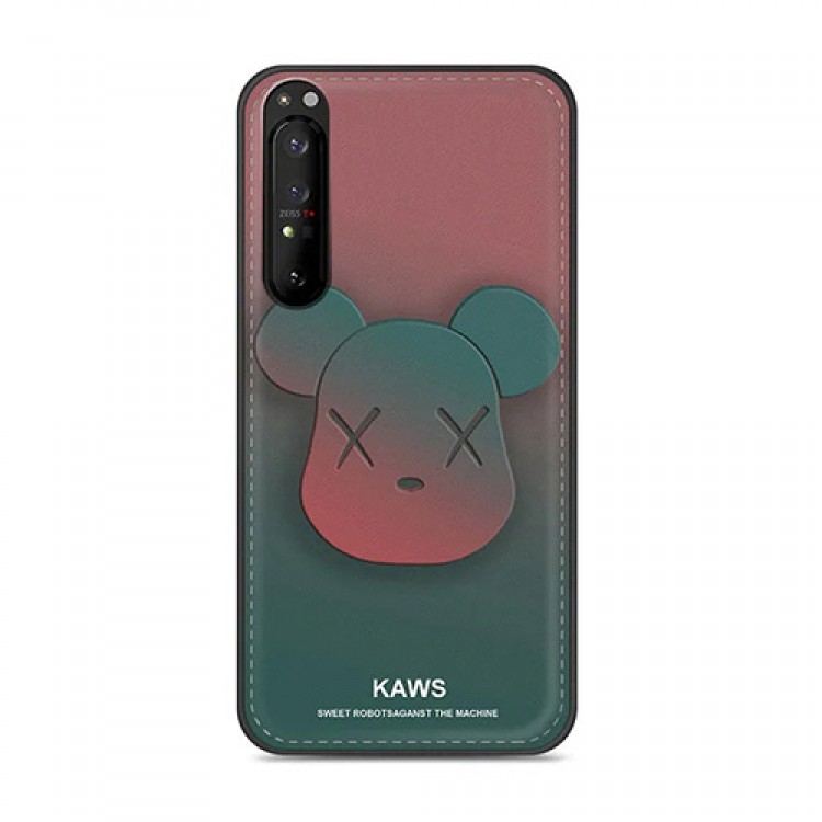 ブランド Kaws 個性熊柄 Xperia 5ii/1iiレザーケース 耐衝撃 カウズ エクスペリア5II専用カバー 携帯ケース フェット 保護 xperia 1IIソフトケース 男女兼用 ファッション 流行り グラデーション設計 激安