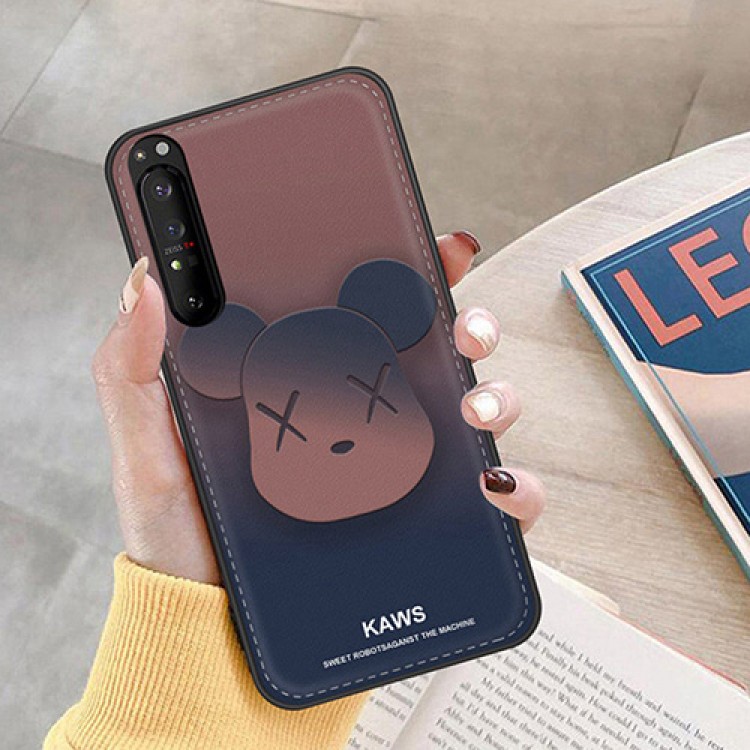 ブランド Kaws 個性熊柄 Xperia 5ii/1iiレザーケース 耐衝撃 カウズ エクスペリア5II専用カバー 携帯ケース フェット 保護 xperia 1IIソフトケース 男女兼用 ファッション 流行り グラデーション設計 激安