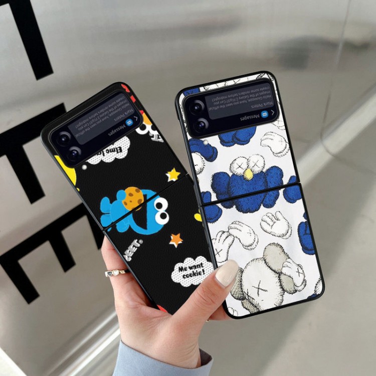 KAWS Galaxy Z Flip4ケース ブランド 個性スタイル カウズ GALAXY Z FLIP3スマホカバー 流行り ファッション ギャラクシー z flip4ケース 高品質 おしゃれ 落下保護 メンズ レディース