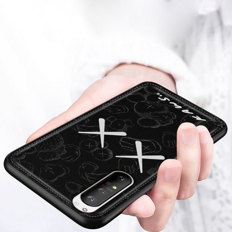 KAWS ブランド Galaxy s22ultra/s22+/a53/a73ケース 軽量 カウズ アイフォン14max/13pro/12mini/11pro max携帯カバー 背面レザー 耐衝撃 Xperia 1IV/5IV/5III/10IVカバー 高品質 フィット 薄型 メンズ 放熱性抜群