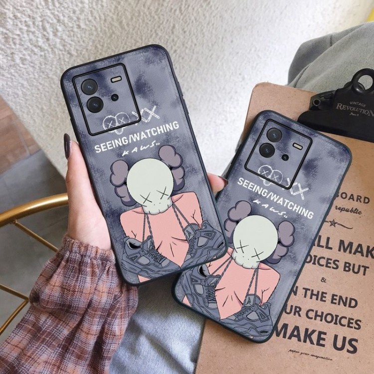 流行りブランド iphone14Plus/13Promax/12mini/11proケースカウズ 個性 Kaws XPERIA 5iv/5iii/1iv/10 ivスマホケース 軽量 スリム GALAXY S23plus/S22+/S22ultra/A53/S21/note20uレザーカバー 耐衝撃 レンズ保護 iphone14/13pro/12pro maxソフトケース 高品質 人気  オシャレ