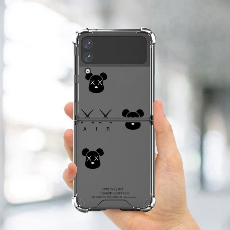 カウズ ギャラクシー Z FLIP4 スマホケース 四角設計 ソフト KAWS ブランドGalaxy z flip3スマホカバー 落下保護 GALAXY Z Flip4透明ケース 個性熊柄 ファッション 軽量 放熱性抜群 メンズ