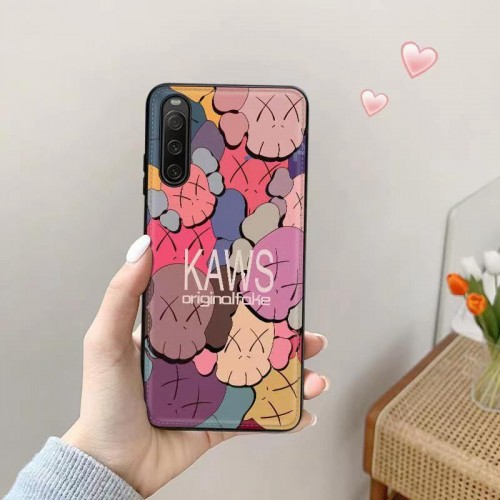 Kaws カウズブランドアイフォン15plus 14プロマックスマホカバー男女兼用芸能人愛用するブランドアイフォン15 14 proケースカバーアップル15/14 pro max plusケース全機種対応パロディ