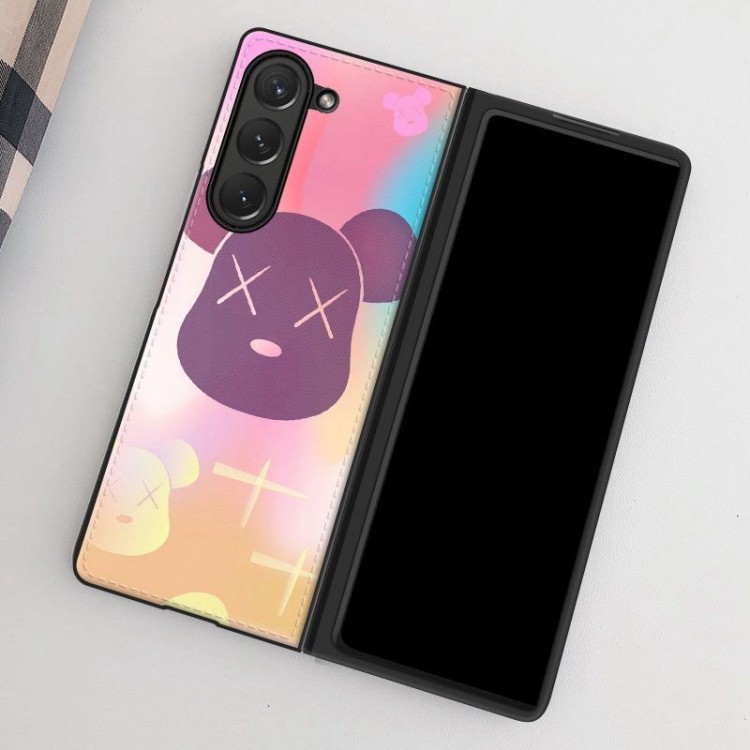 Kaws カウズブランドギャラクシーz flip4 5 fold5 4 3スマホカバースムーズかわいいsamsung z fold 5 4 flip5 4ケースカバー激安大人っぽい ギャラクシーz fold3/2 4 5ブランドスマホカバーブランド落下保護galaxy z flip3 4 5携帯カバーレディース