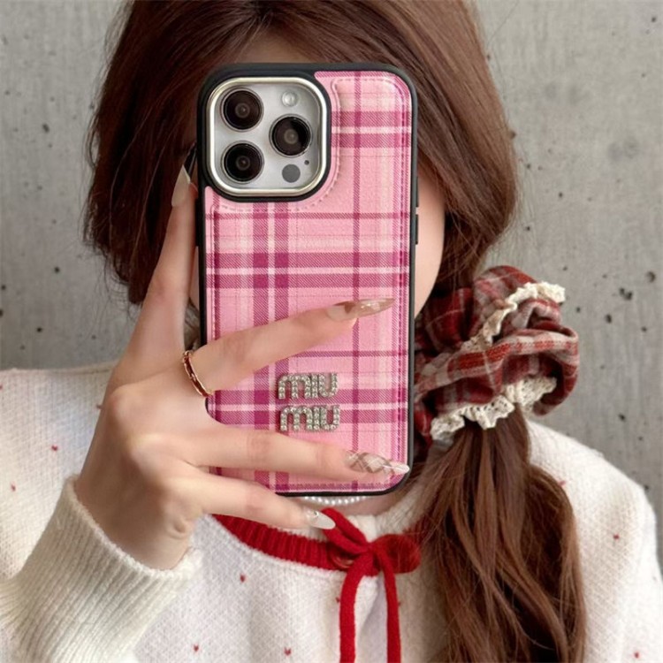 ミュウミュウ MiuMiuアイフォン16 pro max 15 14 16 plusハイブランドケースブランドアイフォン16 pro max 15plus 16プロマックスマホカバー男女兼用芸能人愛用するブランドアイフォン16  pro15 16 proケースカバー