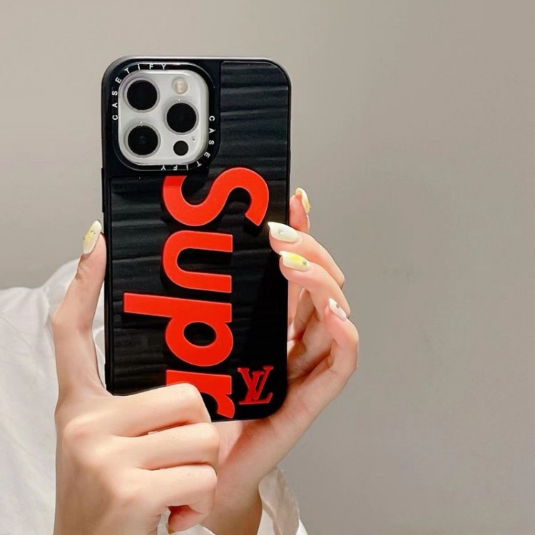 ブランド Supreme lv アイフォン15+/14pro携帯カバー 立体ロゴ シュプリーム iPhone14Pro maxスマホケース 指紋キズ防止 シンプル iPhone13pro max/13proケース  柔らか 衝撃吸収  iphone12mini/12/11ケース 個性 ファッション 男性