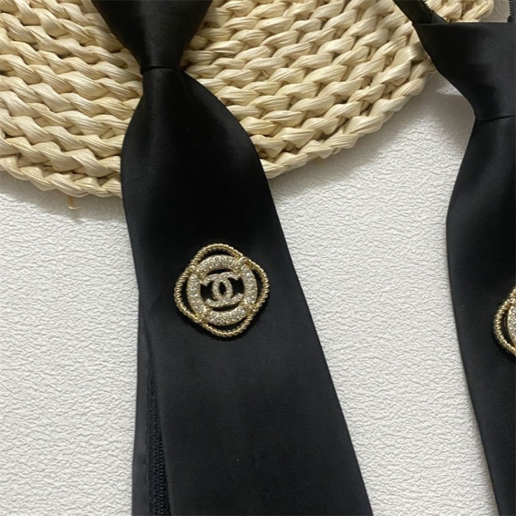 Chanel シャネル ブランドネクタイ 黒 メンズワンタッチネクタイ 女性イージータイ アクセサリー ブラック ベットネクタイ ロゴチャーム付き 韓国風  パーティー 着脱安い 人気