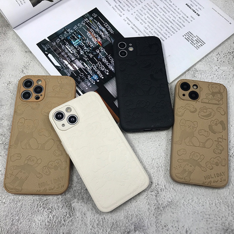  kaws アイフォン13pro/12pro max/12ケース 経典人形柄 エンボス加工