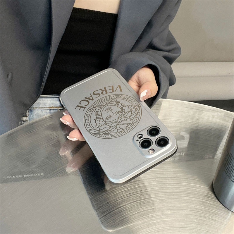 VERSACE ゴールド iPhoneケース 12/12Pro用 ストラップ付き-